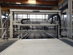 15. CNC controlled PUR (1 component polyurethane) glue application unit